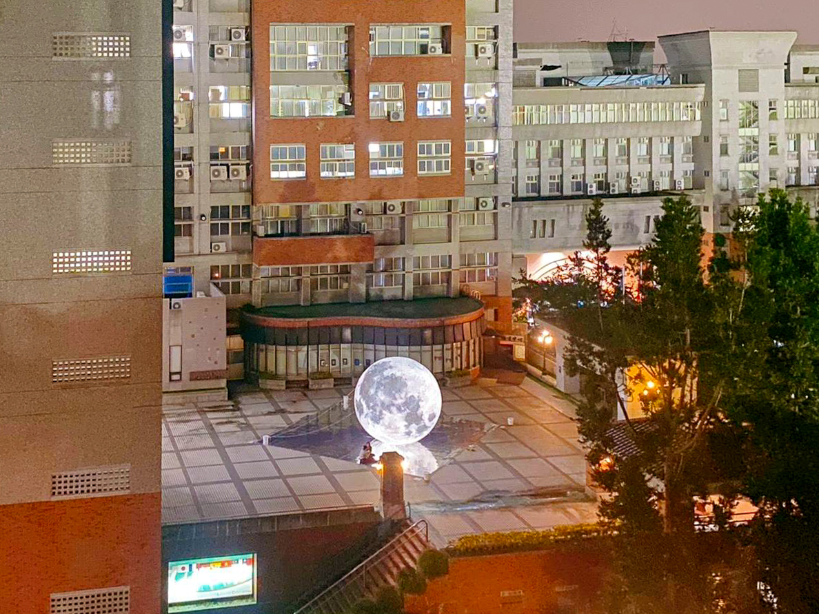 114 | 建築系中秋快閃，校園巨型月球造景吸睛圖片