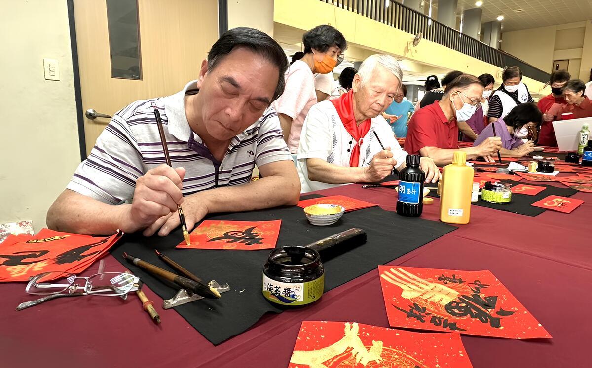 114 | 拼布義賣送暖花蓮災區，西區長青學苑打造樂齡學習新典範圖片