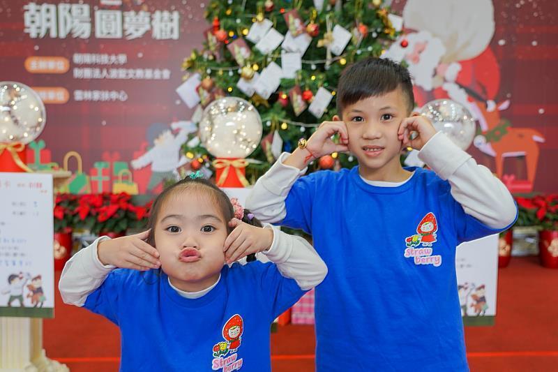 113 | 朝陽科技大學圓夢樹點燈，募集300份耶誕禮物送暖家扶圖片