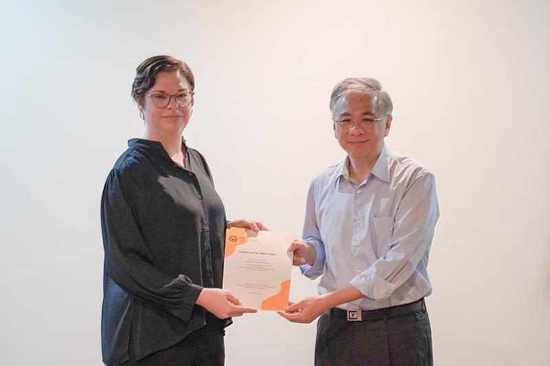 113 | 南非藝術家受邀朝陽科技大學展出 ，多媒體創作受注目圖片