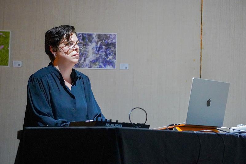 113 | 南非藝術家受邀朝陽科技大學展出 ，多媒體創作受注目圖片